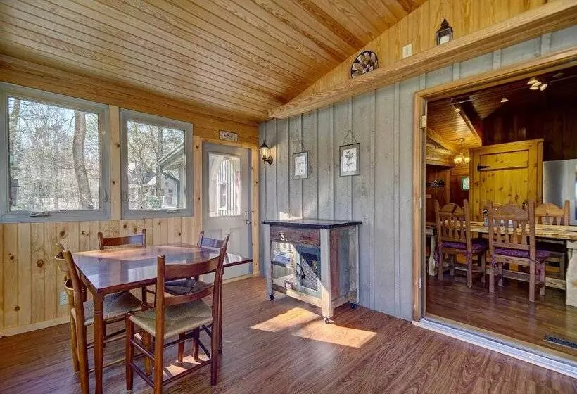Cozy Log Cabin: 6 Mi To Great Smoky Mtns Np!