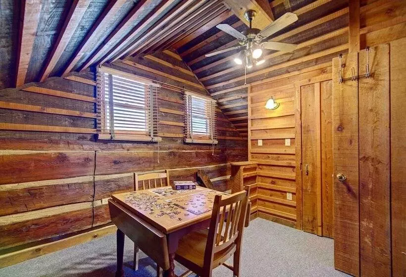 Cozy Log Cabin: 6 Mi To Great Smoky Mtns Np!