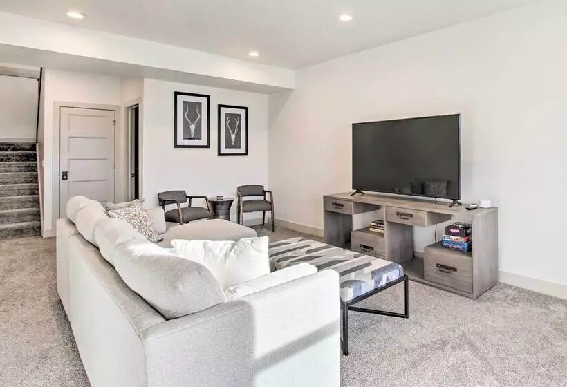 Eden Home W/ Stunning View ~ 6 Mi To Skiing!