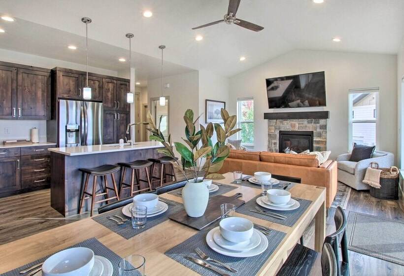 Eden Home W/ Stunning View ~ 6 Mi To Skiing!