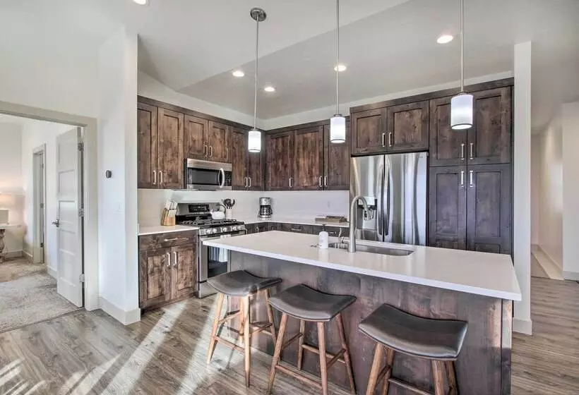 Eden Home W/ Stunning View ~ 6 Mi To Skiing!