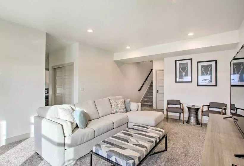 Eden Home W/ Stunning View ~ 6 Mi To Skiing!