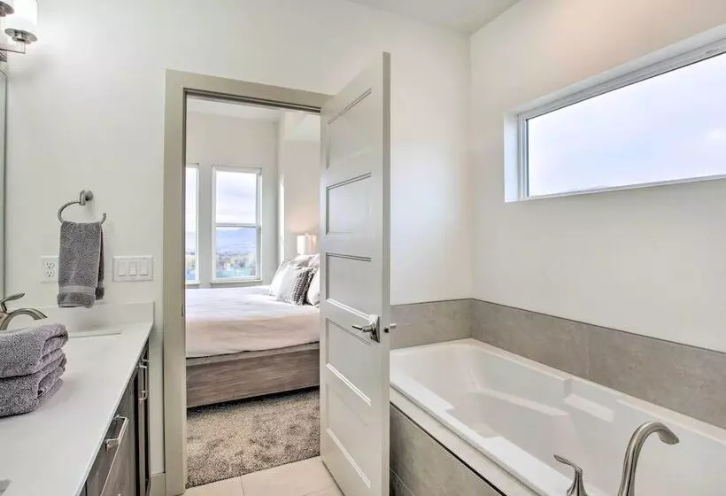 Eden Home W/ Stunning View ~ 6 Mi To Skiing!