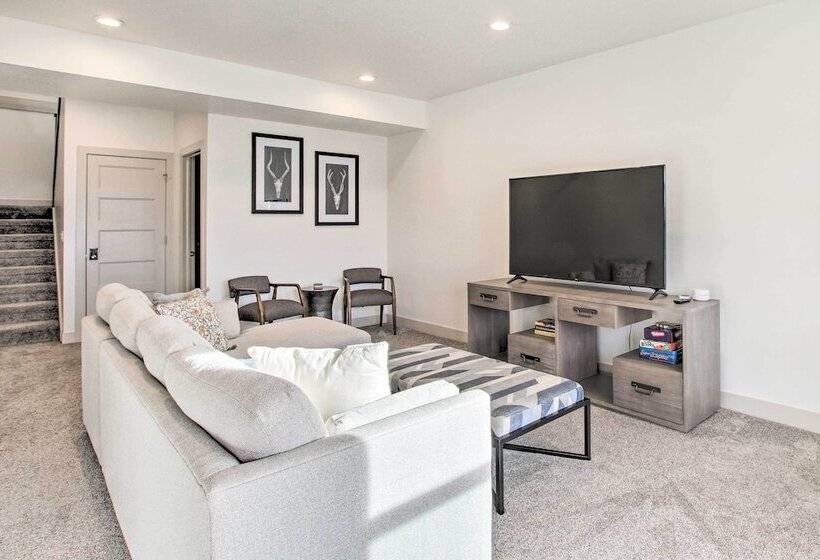 Eden Home W/ Stunning View ~ 6 Mi To Skiing!