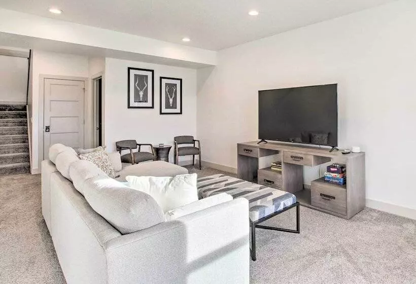 Eden Home W/ Stunning View ~ 6 Mi To Skiing!