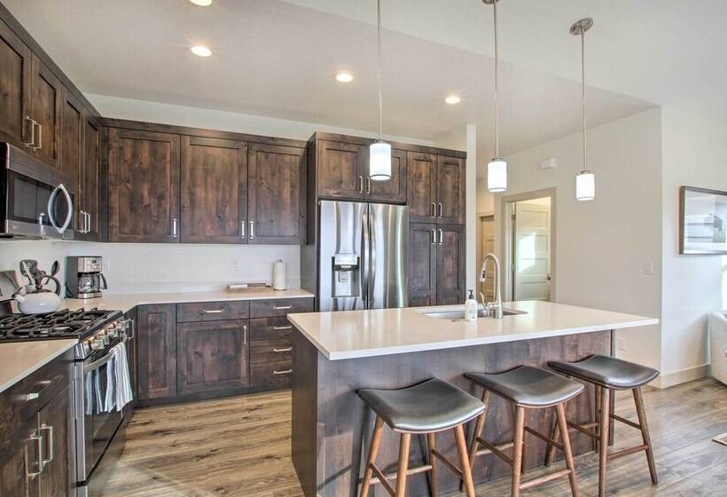 Eden Home W/ Stunning View ~ 6 Mi To Skiing!