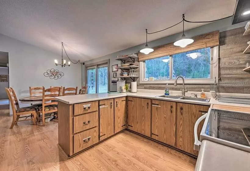 Four Season Home On Scenic Bluff Country Acreage!