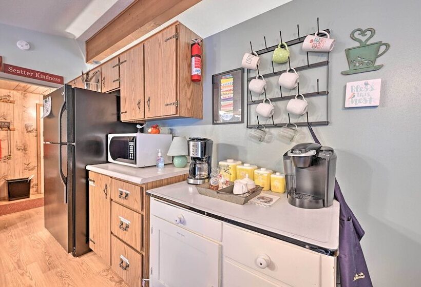 Four Season Home On Scenic Bluff Country Acreage!