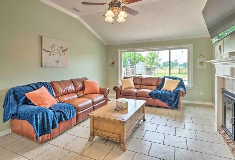 Gorgeous Hutto Home W/ Hot Tub, Pool, & Fire Pit!