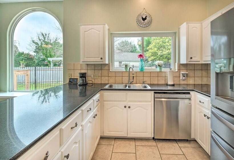 Gorgeous Hutto Home W/ Hot Tub, Pool, & Fire Pit!