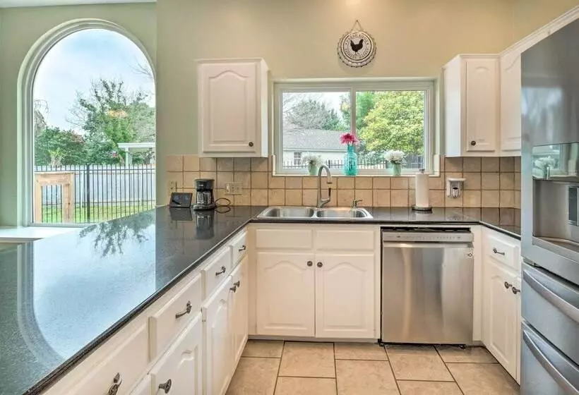 Gorgeous Hutto Home W/ Hot Tub, Pool, & Fire Pit!