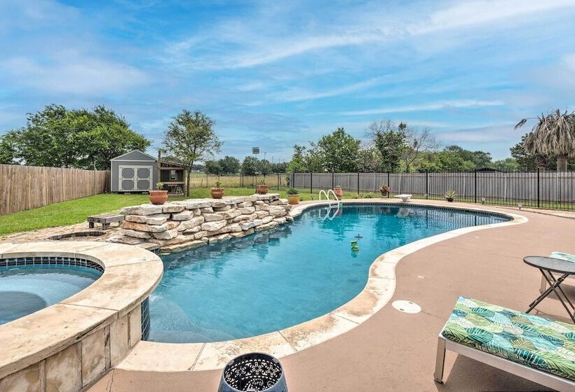 Gorgeous Hutto Home W/ Hot Tub, Pool, & Fire Pit!