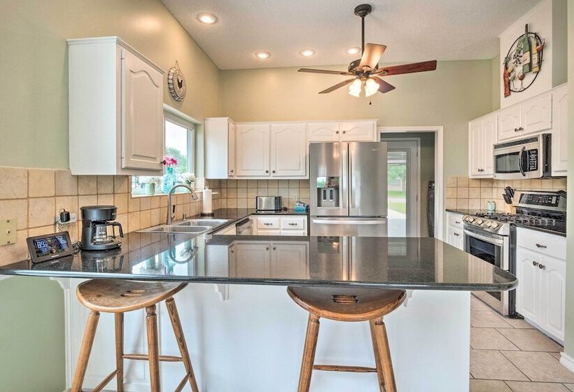 Gorgeous Hutto Home W/ Hot Tub, Pool, & Fire Pit!