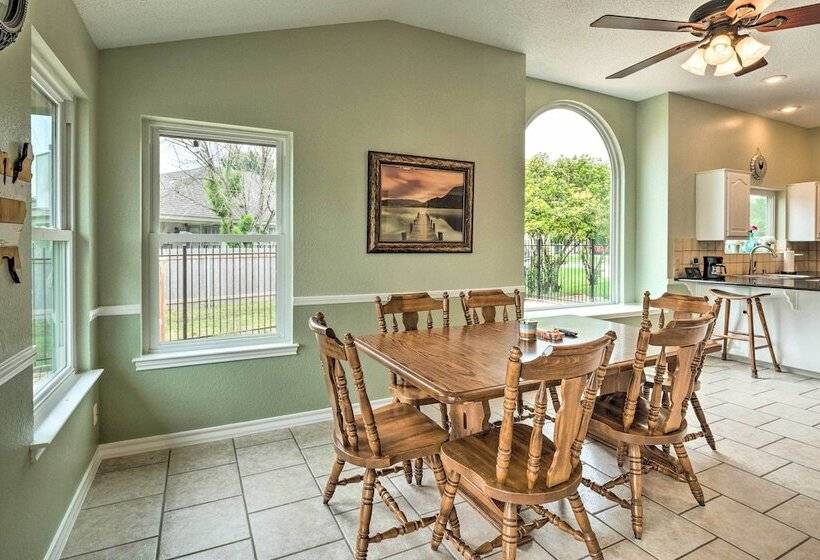 Gorgeous Hutto Home W/ Hot Tub, Pool, & Fire Pit!