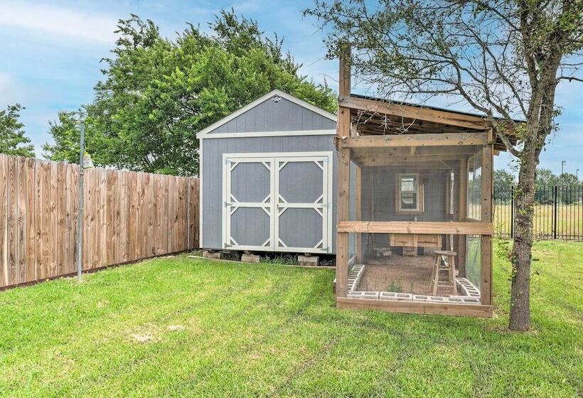 Gorgeous Hutto Home W/ Hot Tub, Pool, & Fire Pit!