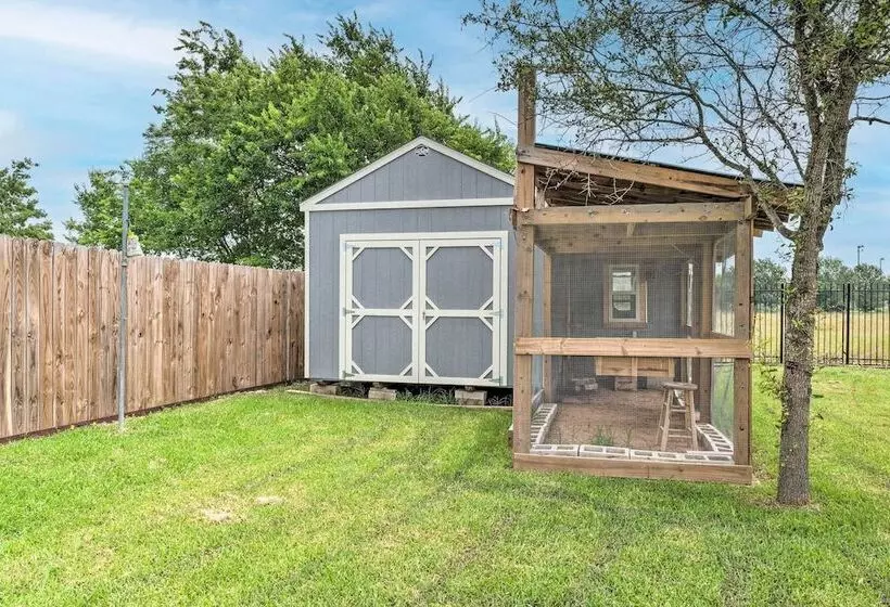 Gorgeous Hutto Home W/ Hot Tub, Pool, & Fire Pit!