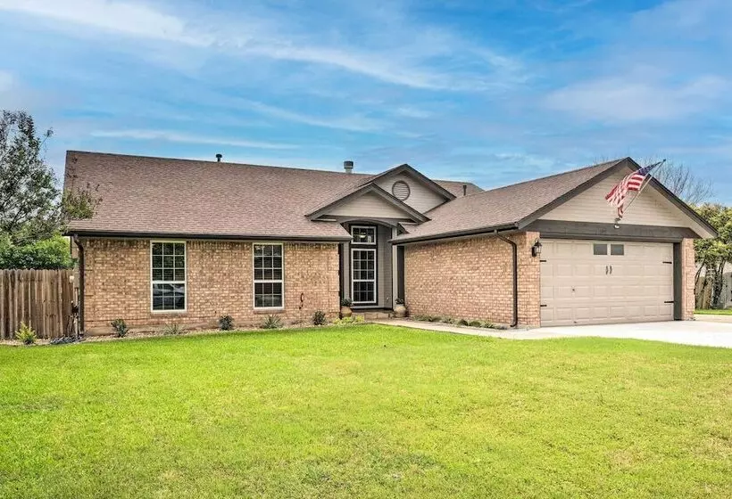 Gorgeous Hutto Home W/ Hot Tub, Pool, & Fire Pit!