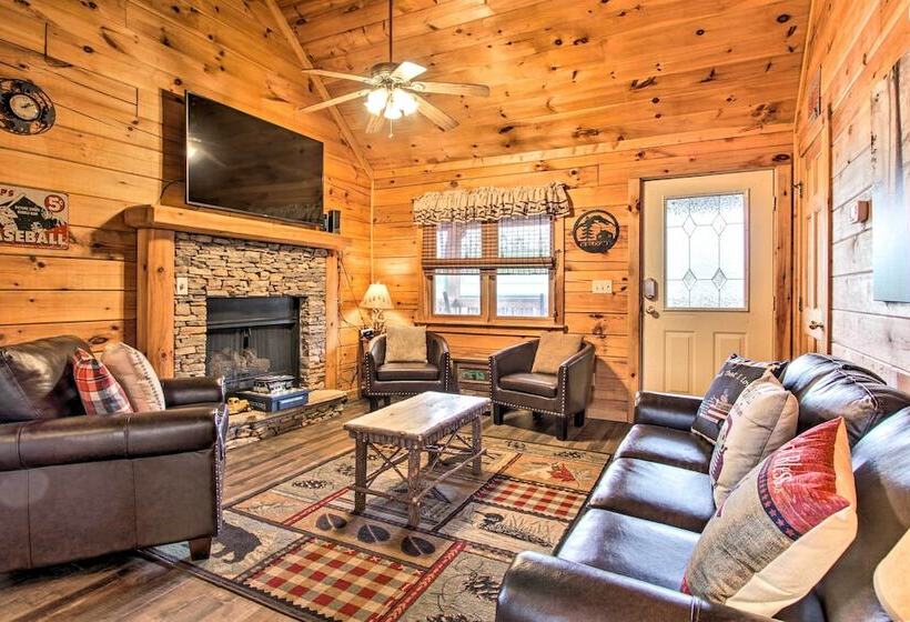 Pigeon Forge Cabin W/ Hot Tub & Mountain Views!