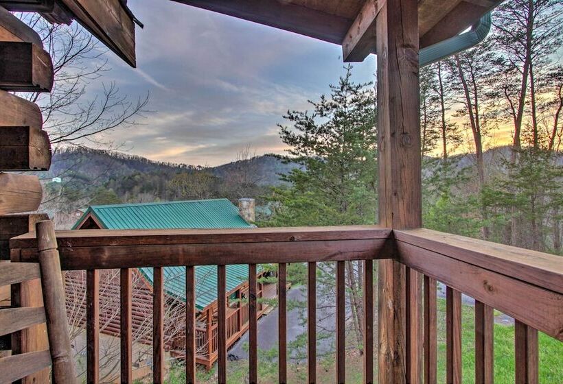 Pigeon Forge Cabin W/ Hot Tub & Mountain Views!