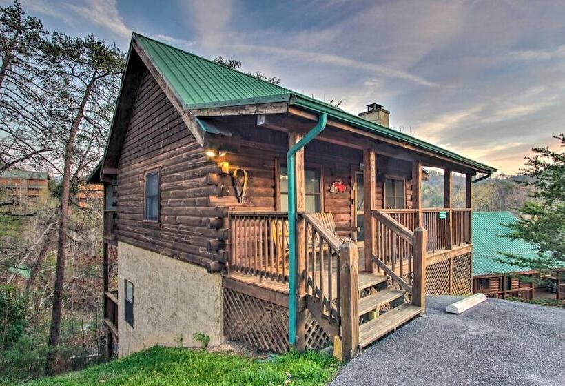Pigeon Forge Cabin W/ Hot Tub & Mountain Views!