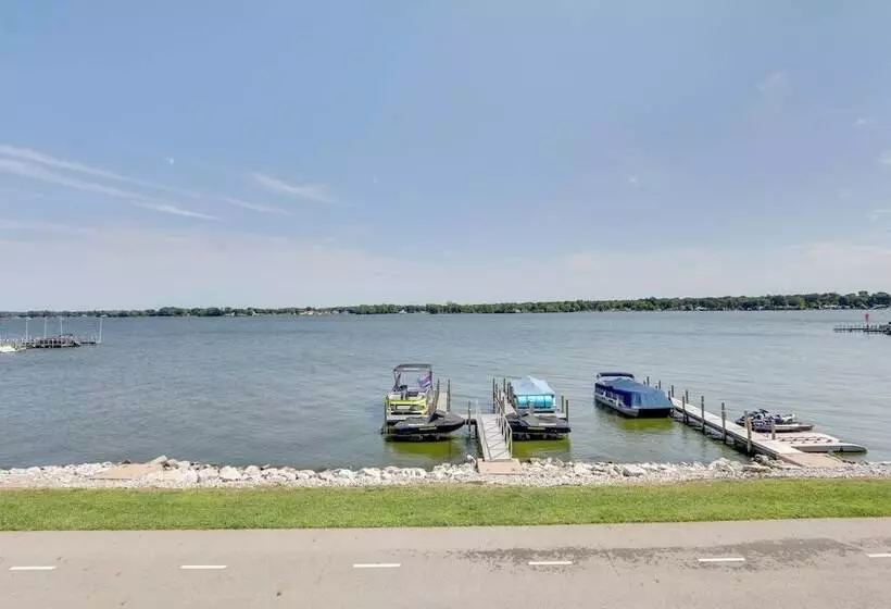 Lakefront Home W/ Rooftop Deck, Grill, Games!