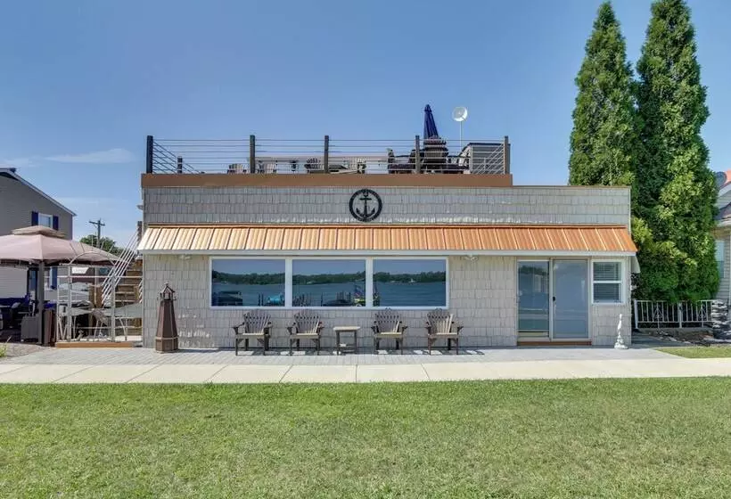 Lakefront Home W/ Rooftop Deck, Grill, Games!