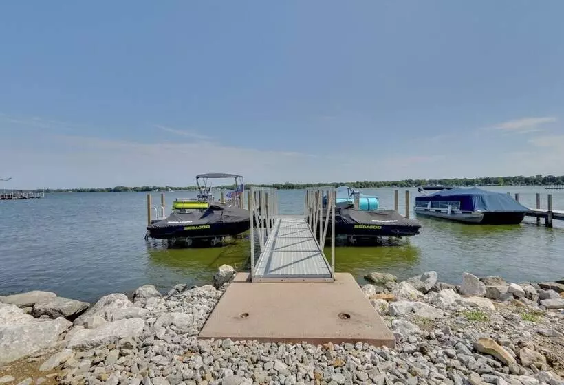 Lakefront Home W/ Rooftop Deck, Grill, Games!