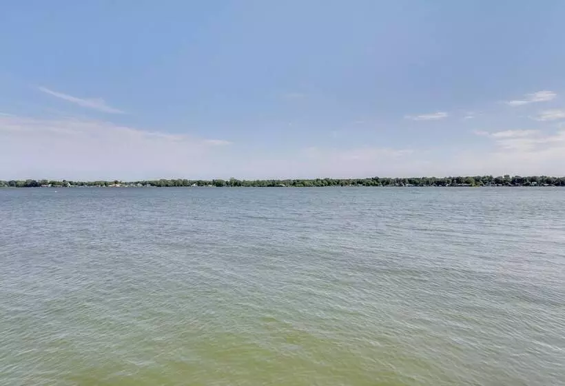 Lakefront Home W/ Rooftop Deck, Grill, Games!