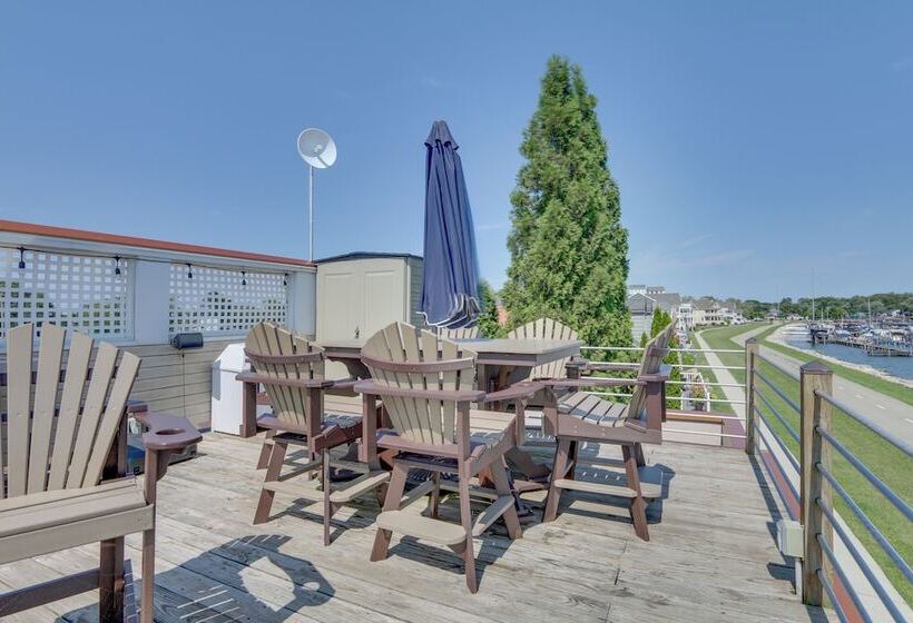 Lakefront Home W/ Rooftop Deck, Grill, Games!