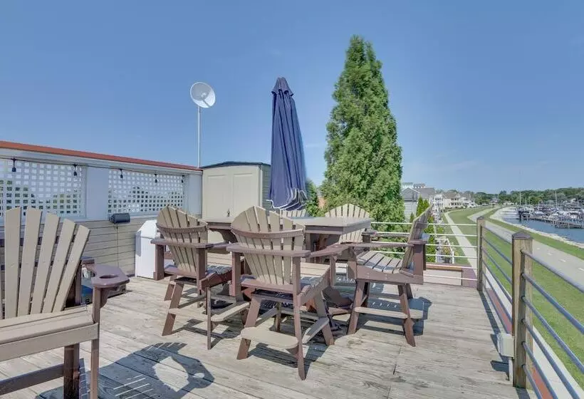 Lakefront Home W/ Rooftop Deck, Grill, Games!
