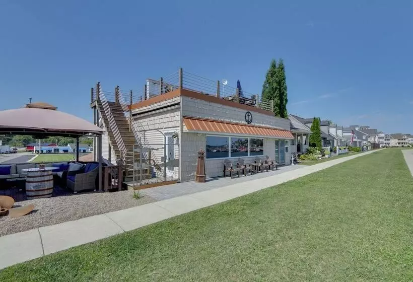 Lakefront Home W/ Rooftop Deck, Grill, Games!