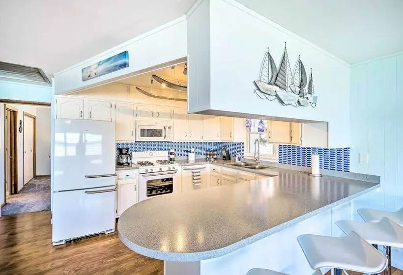 Lakefront Home W/ Rooftop Deck, Grill, Games!