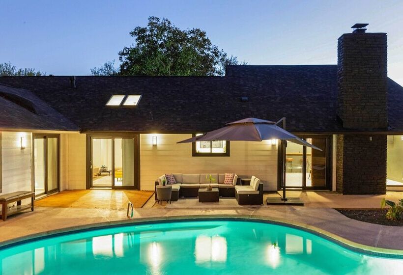 Luxury Austin Home W/ Game Room & Fire Pit!