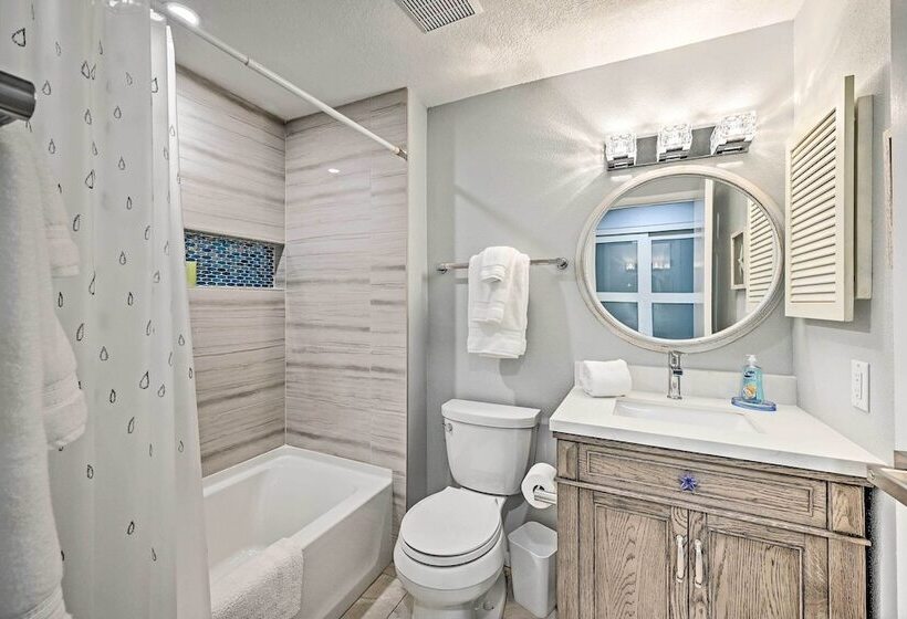 Modern Retreat With Pool Near Vanderbilt Beach!