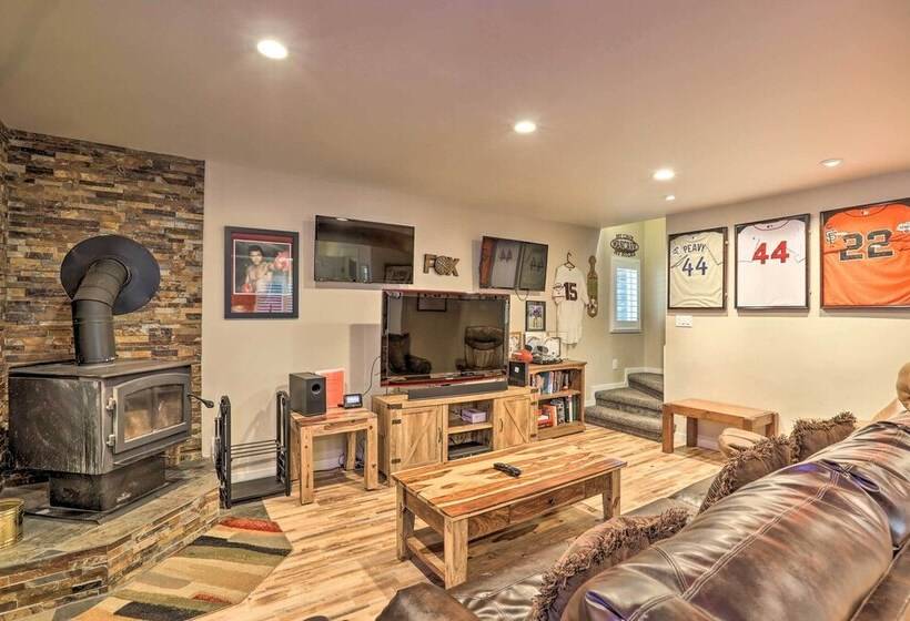 Truckee Home: Donner Lake View, Near Ski Resorts!