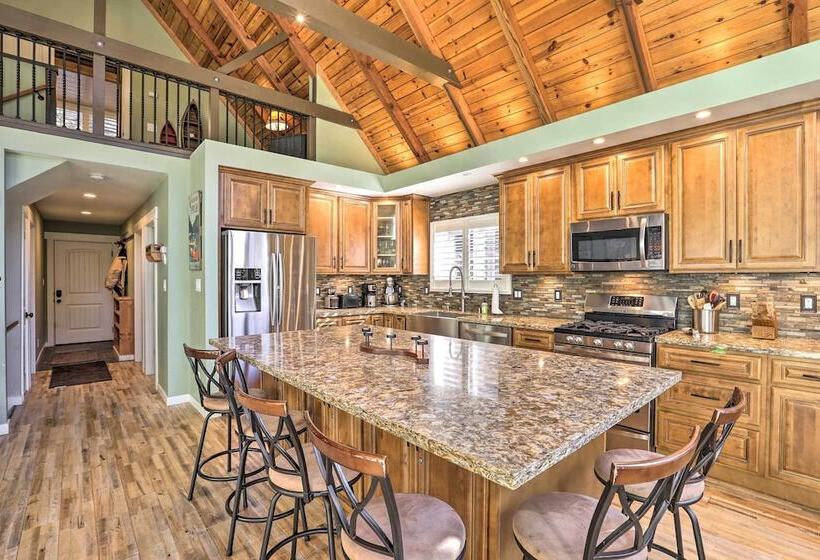 Truckee Home: Donner Lake View, Near Ski Resorts!