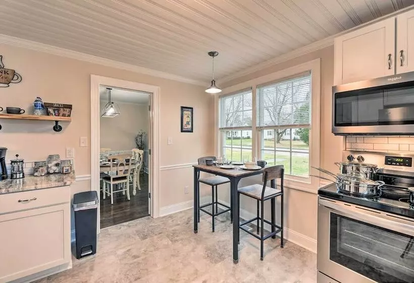 New Bern Retreat W/ Fire Pit ~ 1 Mi To Dtwn!