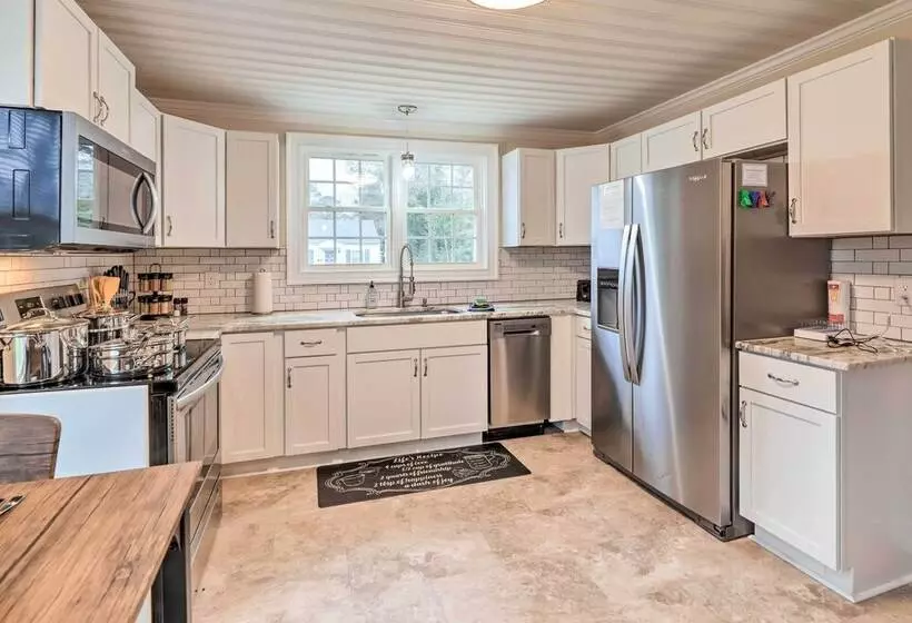 New Bern Retreat W/ Fire Pit ~ 1 Mi To Dtwn!