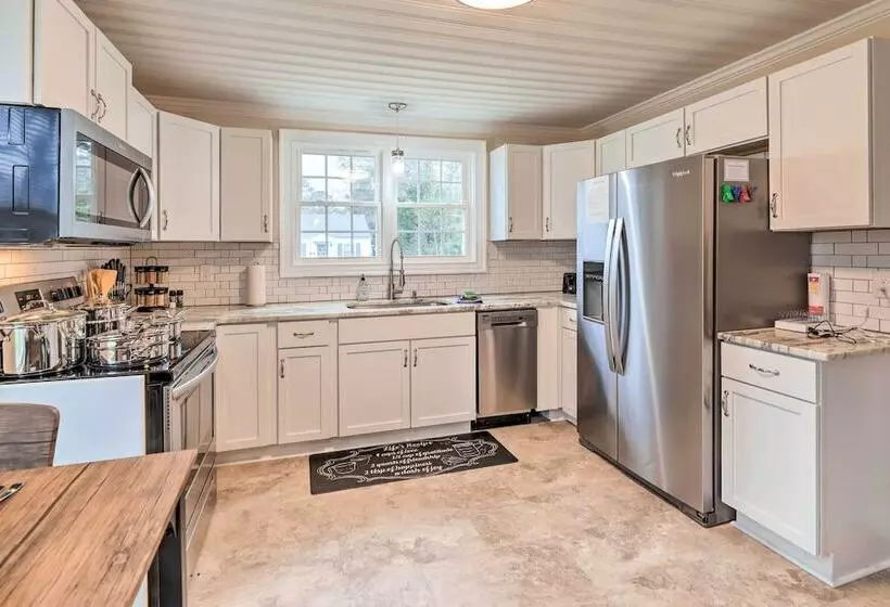 New Bern Retreat W/ Fire Pit ~ 1 Mi To Dtwn!