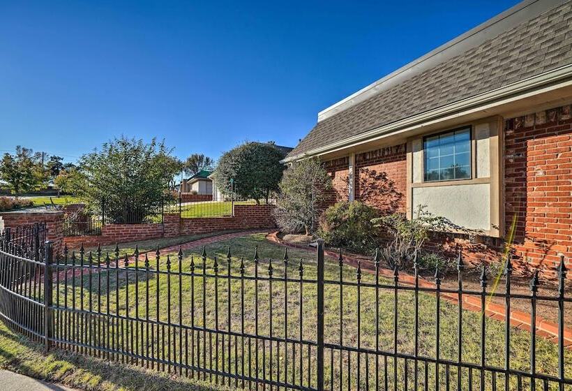 15 Mi To Dtwn: Oklahoma City Family Home