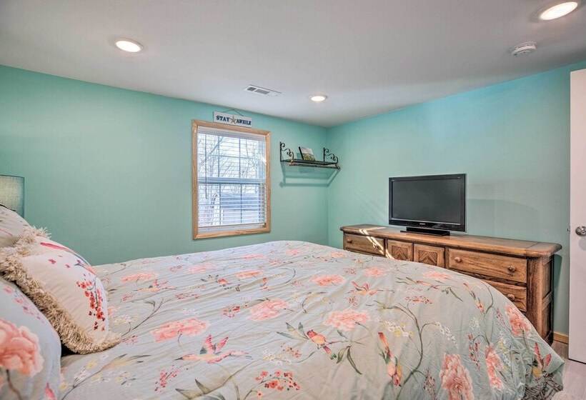 Outdoor Family Fun: Large Home By Beaver Lake!