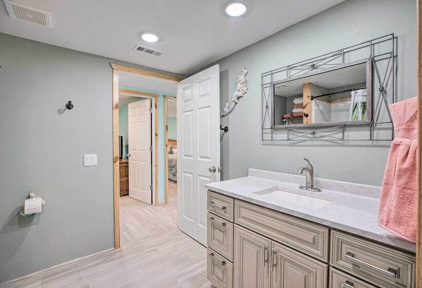 Outdoor Family Fun: Large Home By Beaver Lake!