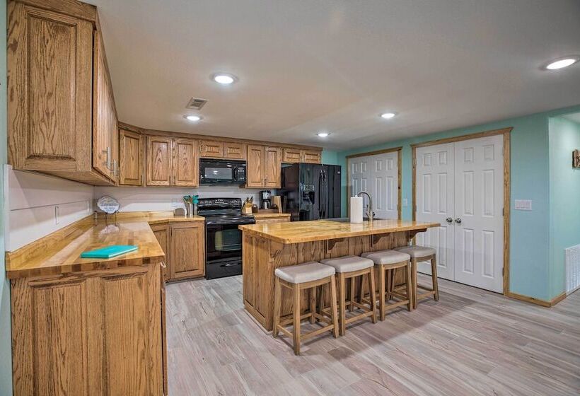 Outdoor Family Fun: Large Home By Beaver Lake!