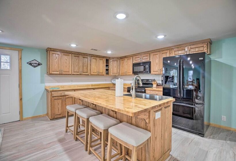 Outdoor Family Fun: Large Home By Beaver Lake!