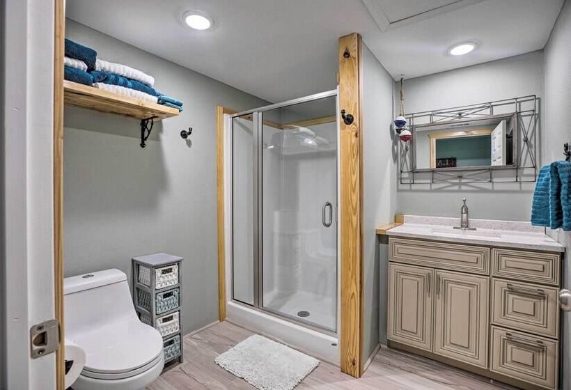 Outdoor Family Fun: Large Home By Beaver Lake!