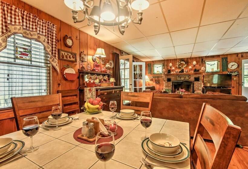 Pet Friendly Cabin W/ Fire Pit, Bbq & Great Deck!