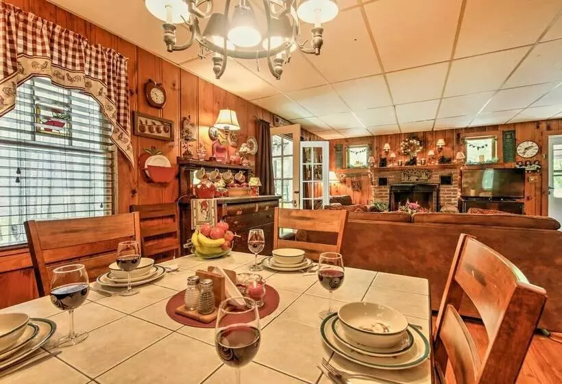 Pet Friendly Cabin W/ Fire Pit, Bbq & Great Deck!