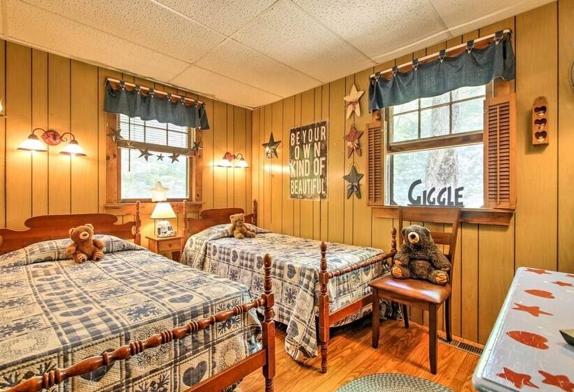 Pet Friendly Cabin W/ Fire Pit, Bbq & Great Deck!