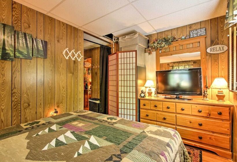 Pet Friendly Cabin W/ Fire Pit, Bbq & Great Deck!