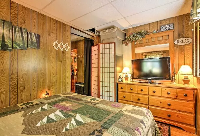 Pet Friendly Cabin W/ Fire Pit, Bbq & Great Deck!